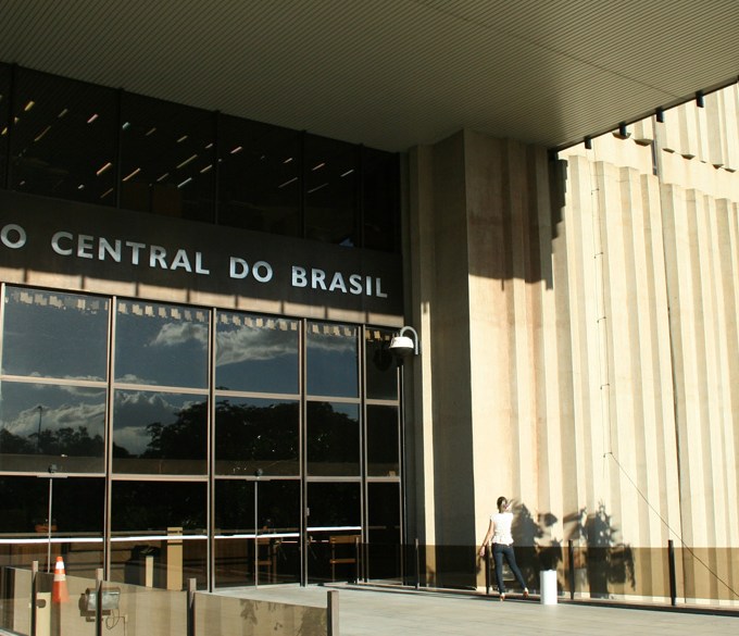 Comprometimento da renda com dívidas bate recorde e chega a 29,7% em fevereiro, segundo BC