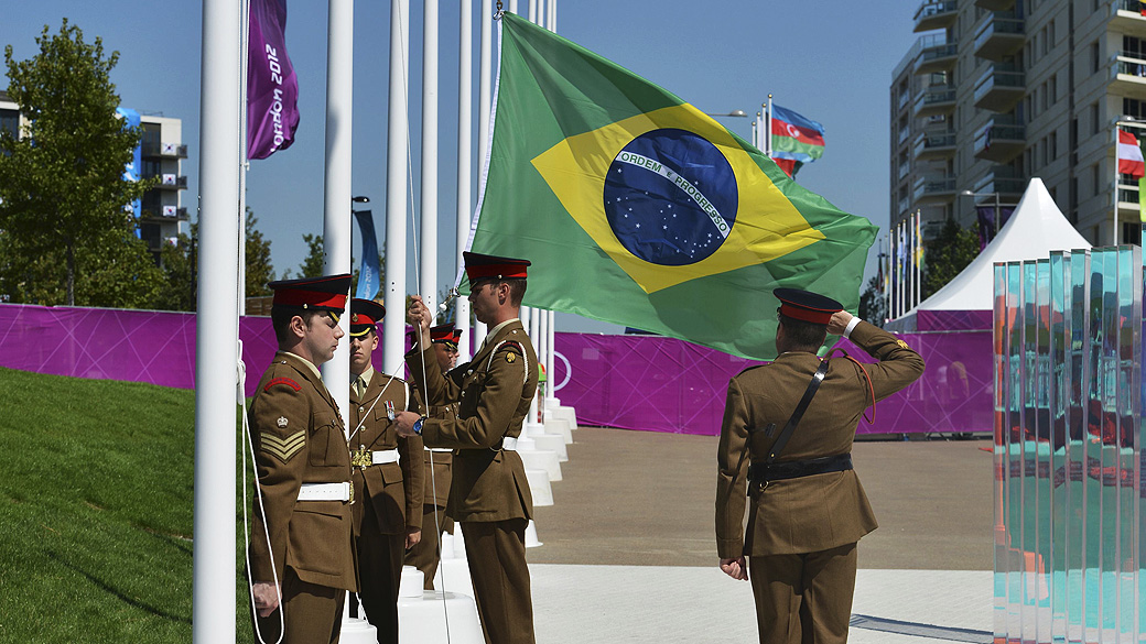Bandeira brasileira é hasteada pela primeira vez na Vila Olímpica em Londres