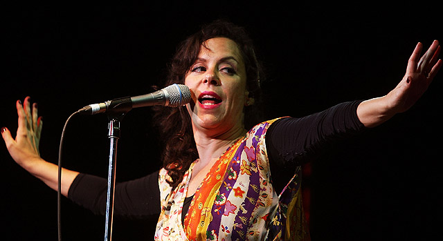 Bebel Gilberto causa revolta ao sambar sobre a Bandeira do Brasil