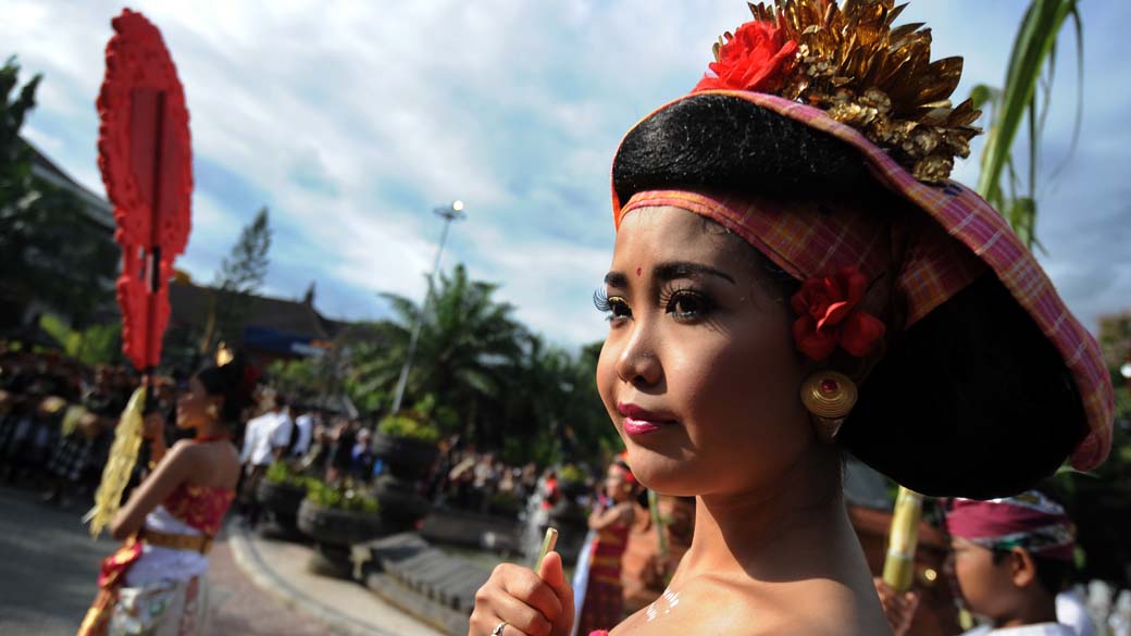 Em Bali, mulher participa de comemorações do "Dia do Silêncio' na Indonésia