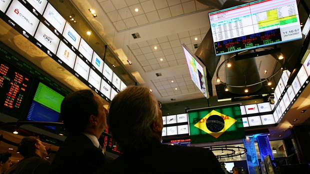 Vem mais por aí? Estrangeiro busca o Brasil para investir e alivia o dólar