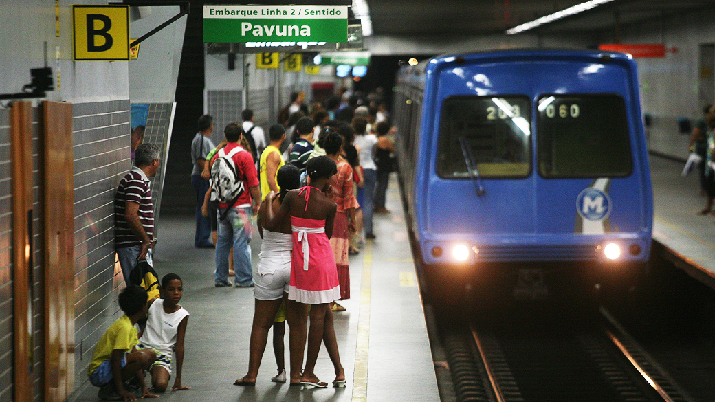 Plataforma de embarque da estação de metrô Pavuna no Rio de Janeiro