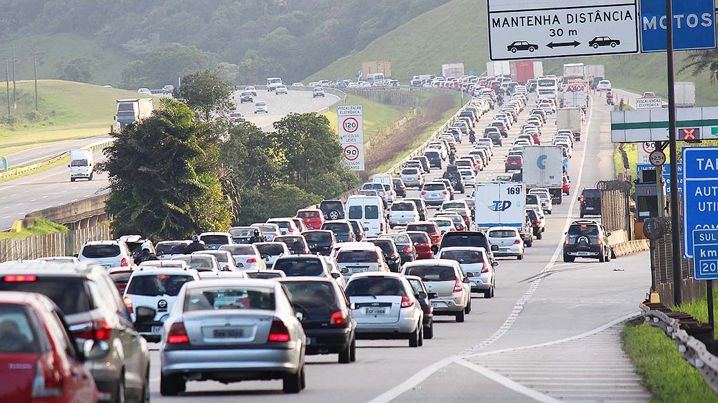 Trânsito intenso na Rodovia dos Imigrantes, em São Paulo, na véspera de feriado da Proclamação da República