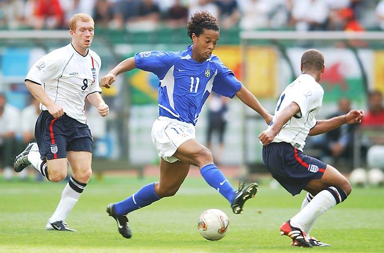 Ronaldinho Ga&uacute;cho dribla os ingleses no Mundial de 2002. O Brasil ganhou de virada por 2 a 1.
