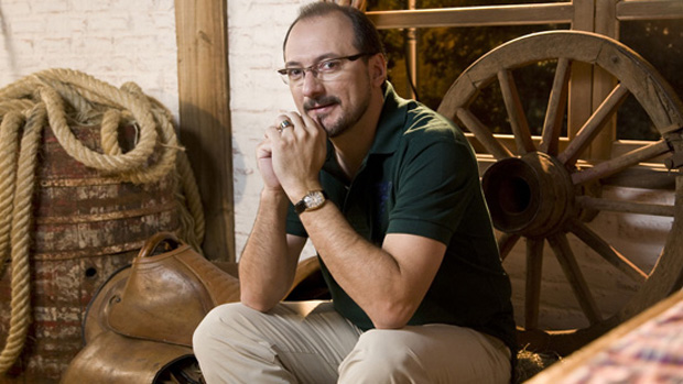 Ex-apresentador da Record debocha do reality A Casa do Patrão com Boninho