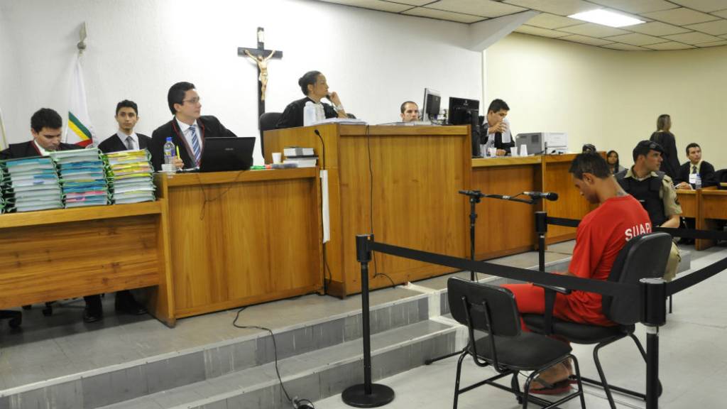 Ju&iacute;za Marixa Fabiane ouve Bruno no terceiro dia de julgamento, em Contagem