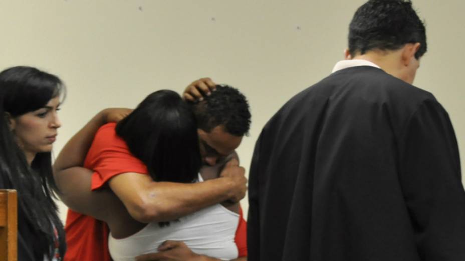 Goleiro Bruno beija a prima C&eacute;lia Rosa Sales, que dep&ocirc;s no julgamento