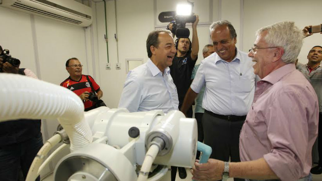 Sérgio Cabral e Luiz Fernando Pezão inauguram UPA pediátrica em Duque de Caxias: Estado do Rio tem a menor fatia do orçamento dedicada à saúde, entre as unidades da federação, segundo estudo do IBGE
