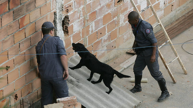 C&atilde;es do Corpo de Bombeiros procuram vest&iacute;gios do corpo de Eliza Samudio, ex-amante do goleiro Bruno