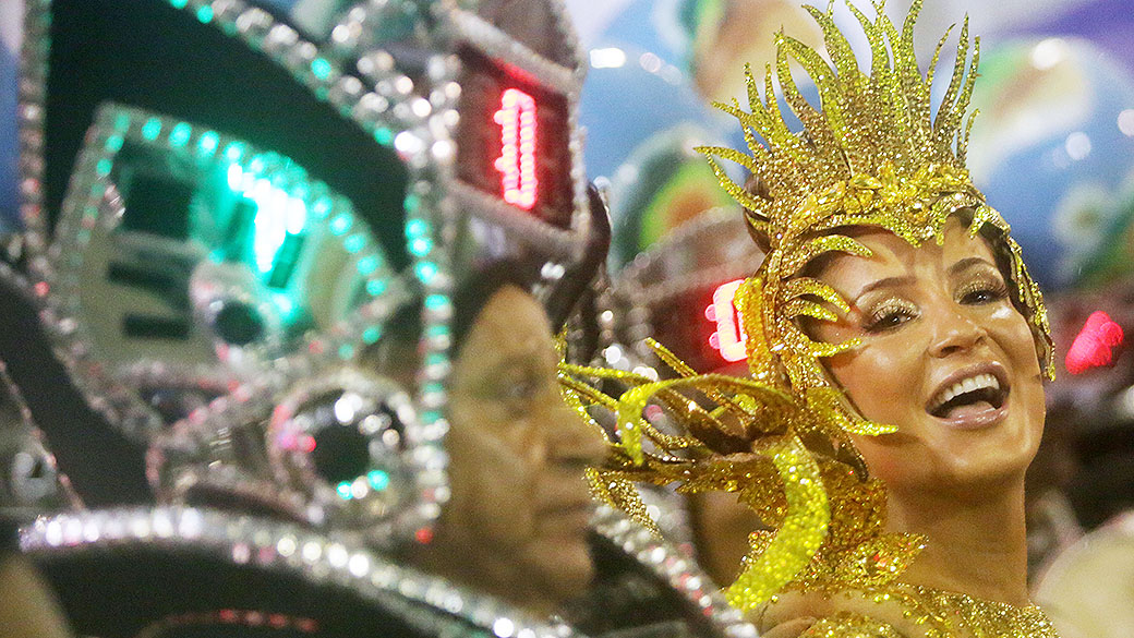 A cantora Claudia Leitte desfila como rainha de bateria da Mocidade Independente de Padre Miguel na Sapucaí, no Rio