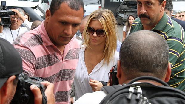Carolina Dieckmann chega à delegacia para prestar depoimento sobre fotos furtadas Carolina Dieckmann chega à delegacia para prestar depoimento sobre fotos furtadas