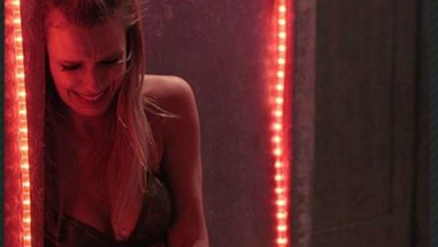 Carolina Dieckmann posta foto de cena em que sua personagem Jessica é estuprada em <em>Salve Jorge</em>