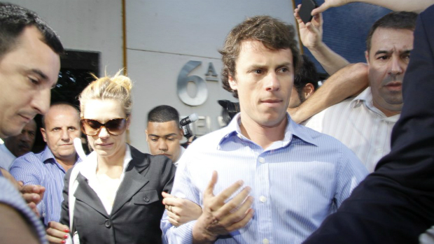 A atriz Carolina Dieckmann e o marido, Tiago Worcman, saem da Delegacia de Repressão aos Crimes de Informática (DRCI), no Centro do Rio A atriz Carolina Dieckmann e o marido, Tiago Worcman, saem da Delegacia de Repressão aos Crimes de Informática (DRCI), no Centro do Rio