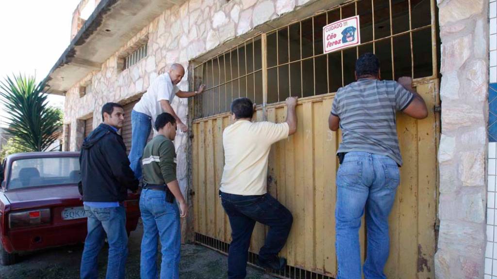 Pol&iacute;cia Civil de MG e RJ na casa onde estariam restos mortais de Eliza Samudio, ex-amante do goleiro Bruno, do Flamengo