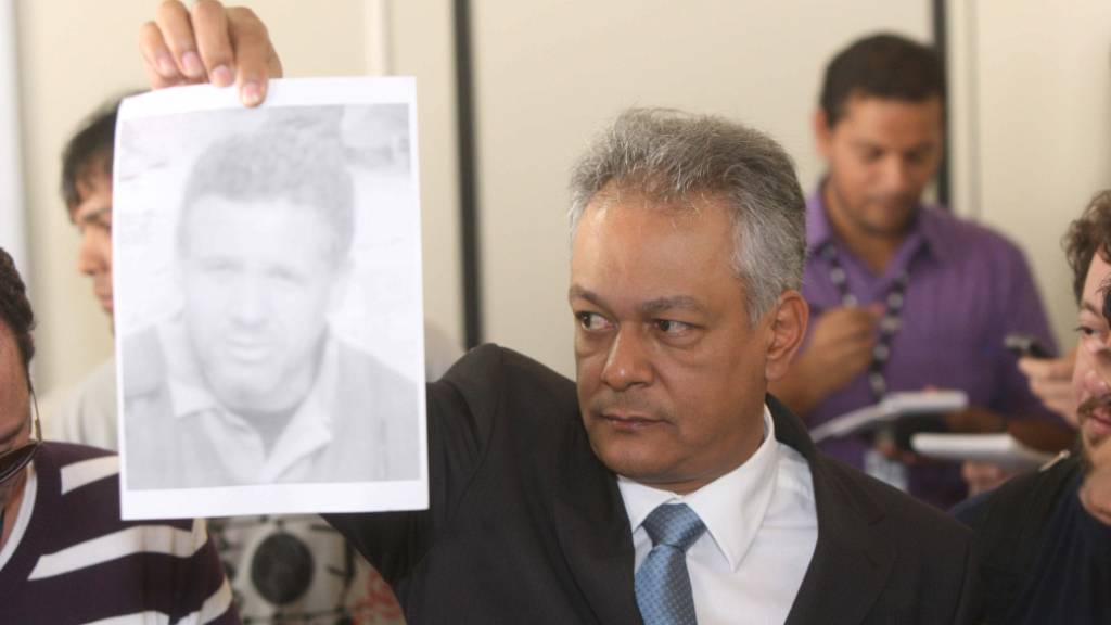 O chefe do Departamento de Investiga&ccedil;&otilde;es da pol&iacute;cia mineira, Edson Moreira, mostra a foto do ex-policial Marco Ant&ocirc;nio Aparecido dos Santos, acusado de estrangular Eliza Samudio.