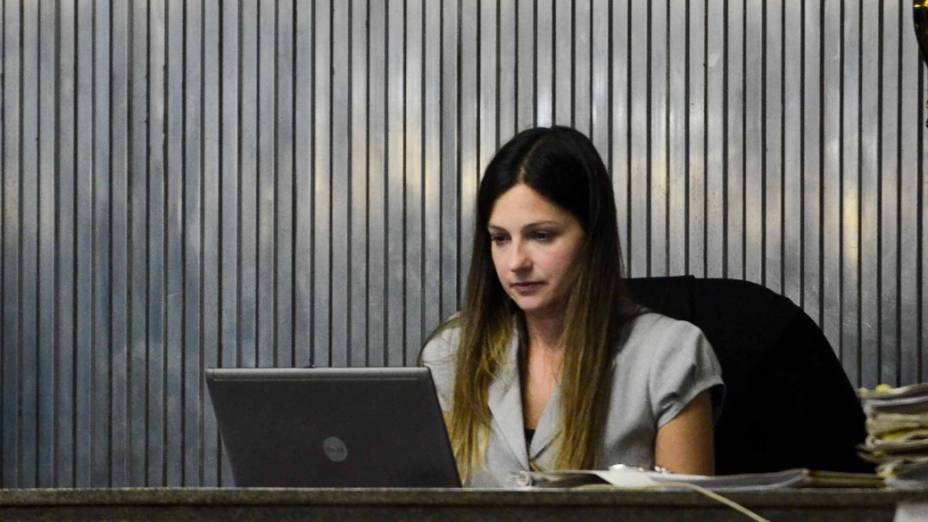 Juíza Milena Dias  no tribunal do fórum de Santo André durante o quarto dia de julgamento de Lindemberg Alves Fernandes