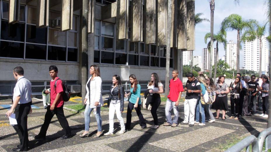  Ouvintes na entrada do Fórum para o terceiro dia de julgamento de Lindemberg Alves Fernandes