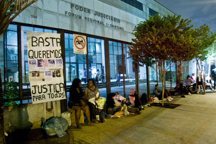 Durante a madrugada, populares já formam fila para assistir ao quinto dia do júri.