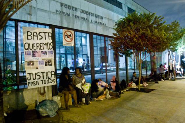 Durante a madrugada, populares já formam fila para assistir ao quinto dia do júri. Durante a madrugada, populares já formam fila para assistir ao quinto dia do júri.