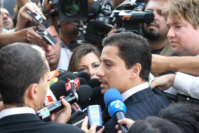 Tumulto na chegada de Ricardo Martins, que integra a defesa de Alexandre Nardoni e Anna Carolina Jatobá. Tumulto na chegada de Ricardo Martins, que integra a defesa de Alexandre Nardoni e Anna Carolina Jatobá.