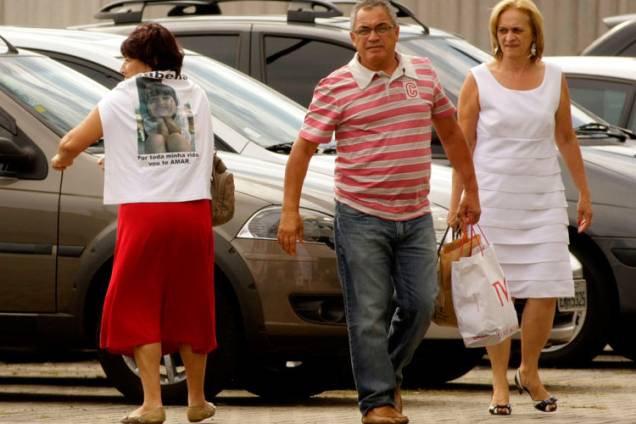 Os avós maternos de Isabella chegam ao local do julgamento. Rosa Cunha de Oliveira, mãe de Ana Carolina de Oliveira (à esquerda) fez questão de usar uma camiseta em homenagem à neta. Os avós maternos de Isabella chegam ao local do julgamento. Rosa Cunha de Oliveira, mãe de Ana Carolina de Oliveira (à esquerda) fez questão de usar uma camiseta em homenagem à neta.