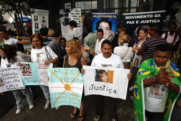 Manifestantes lembram outras vítimas da violência. Manifestantes lembram outras vítimas da violência.