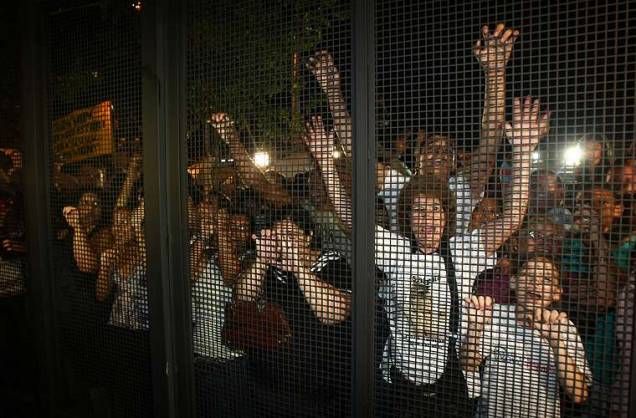 Público comemora a condenação de Alexandre Nardoni e Anna Carolina Jatobá do lado de fora do Fórum. Público comemora a condenação de Alexandre Nardoni e Anna Carolina Jatobá do lado de fora do Fórum.