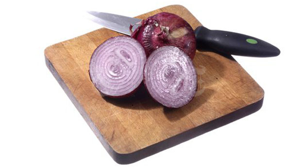 Como cortar cebola sem chorar? A ciência descobriu o truque mais eficaz