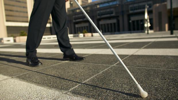 Lei da bengala: órtese do SUS para deficiente visual terá padrão por cor; entenda