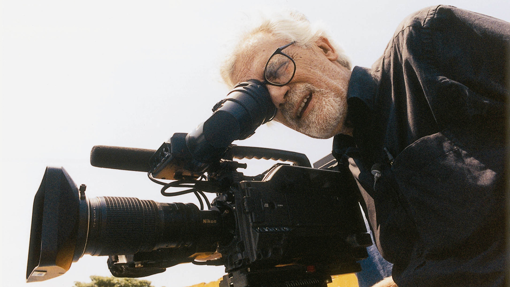 Cineasta Eduardo Coutinho, durante filmagem do documentário 'Peões'