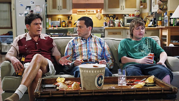 cena-da-serie-two-and-a-half-men-estrelada-por-charlie-sheen-620-original.jpeg Cena da série 'Two and a Half Men', estrelada por Charlie Sheen (620)