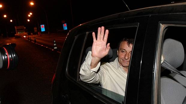 <span>O ex-ativista de extrema esquerda italiano Cesare Battisti, que estava preso desde 2007, acena para fot&oacute;grafos ao deixar a penitenci&aacute;ria da Papuda, em Bras&iacute;lia -&nbsp;09/06/2011</span>
