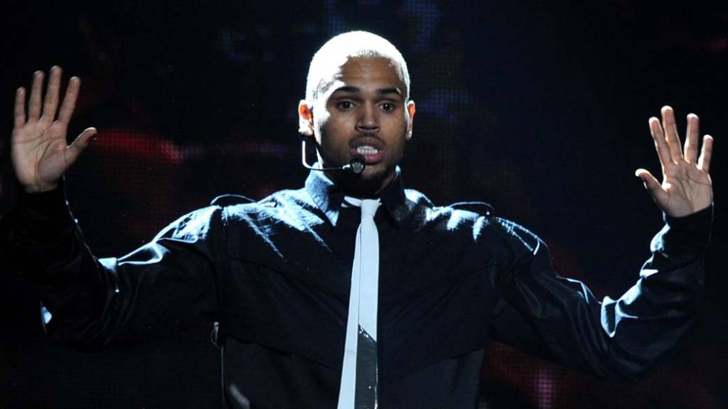 Ignorando histórico problemático de Chris Brown, famosos curtem show em SP