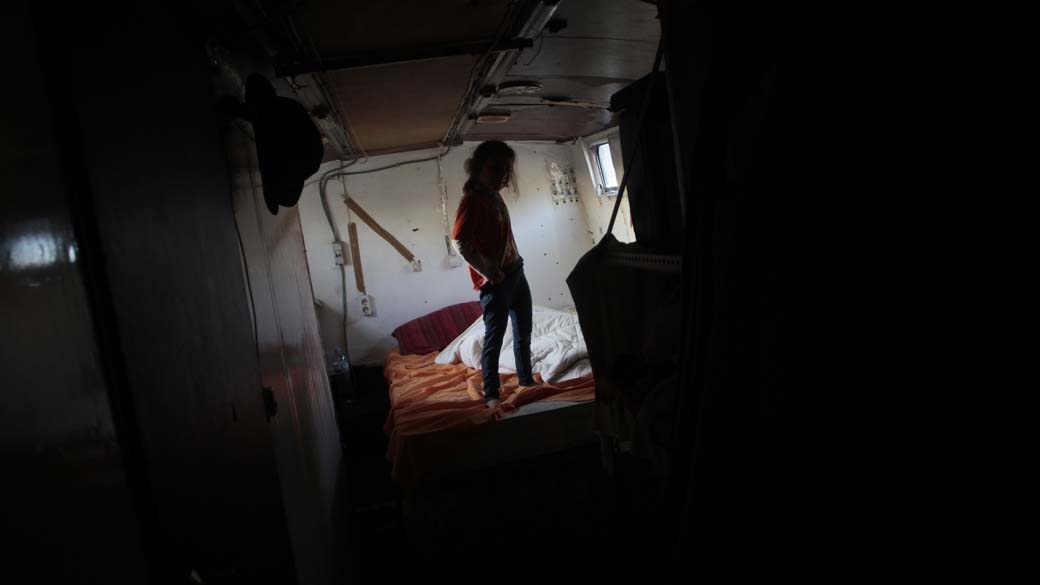 Monique se arruma para ir à escola, momentos antes do despejo, Madri