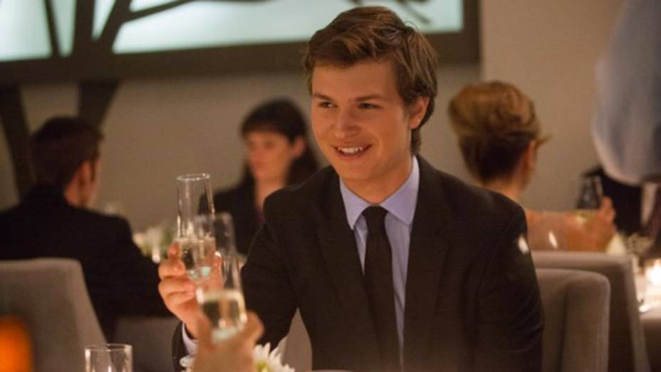 Ansel Elgort como Gus no filme A Culpa É das Estrelas