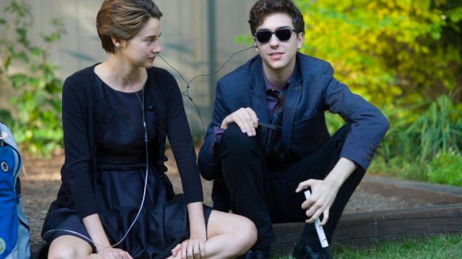 Shailene Woodley e Nat Wolff em cena do filme A Culpa É das Estrelas