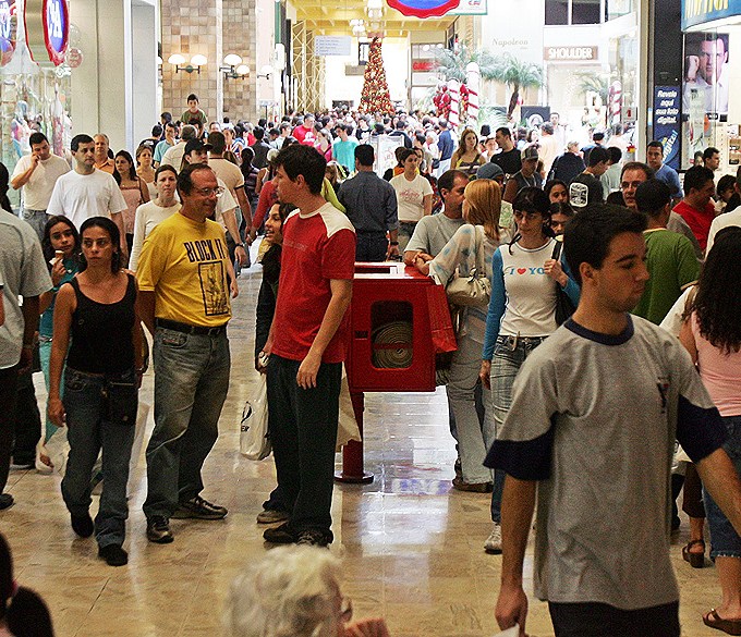 Dia das Mães deve movimentar R$ 17 bilhões em 2026, aponta pesquisa Abecs/Datafolha