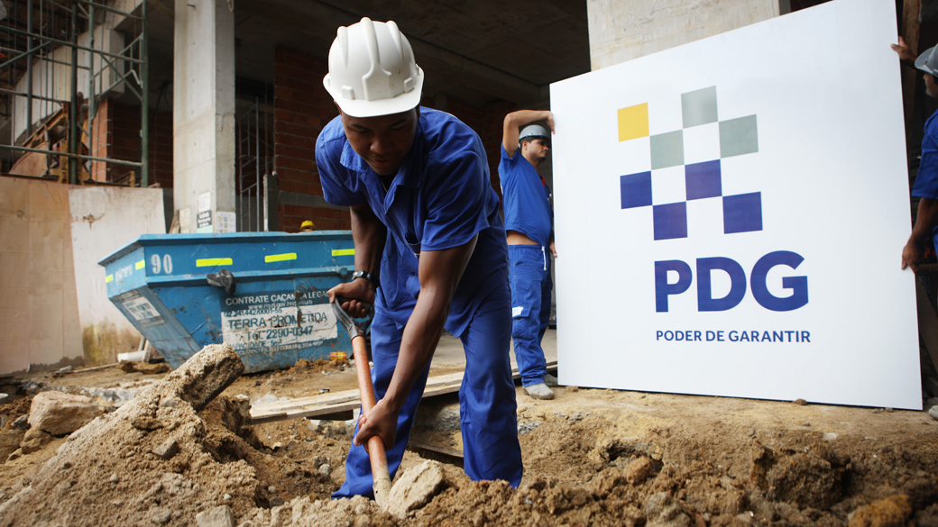 Operários em obra da construtora PDG