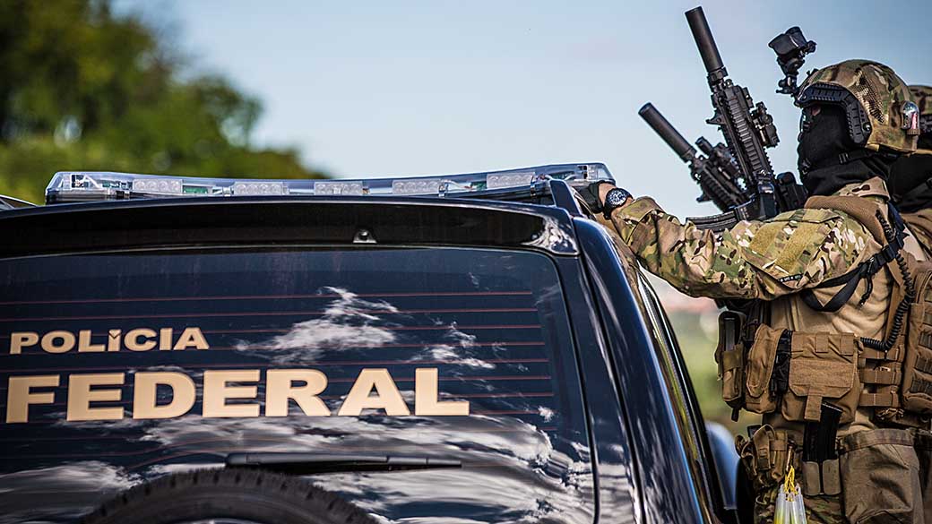 Agentes da Polícia Federal trabalham no monitoramento da fronteira entre Brasil, Argentina e Paraguai