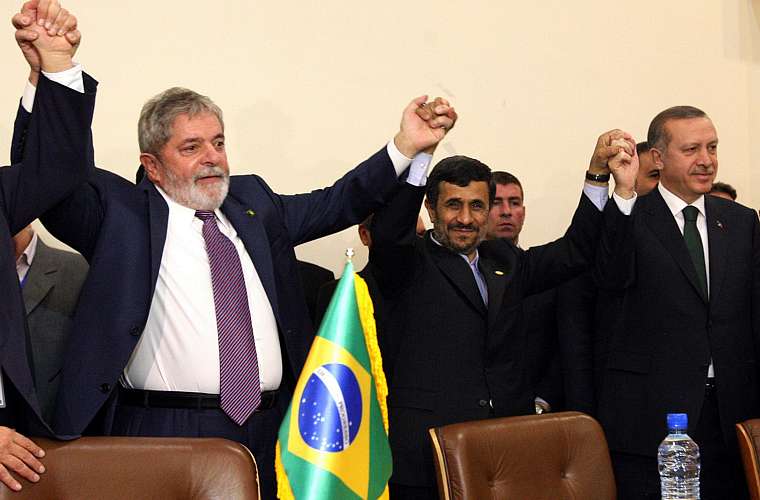O presidente Lula comemora a assinatura do acordo nuclear com o presidente iraniano Mahmoud Ahmadinejad e o primeiro-ministro turco, Recep Tayyip Erdogan, nesta segunda-feira. Com a negociação, o Irã aceitou enviar 1.200 kg de urânio de baixo enriquecimento para a Turquia, que devolverá parte desse material depois de um ano, sob a supervisão da Agência Internacional de Energia Atômica.