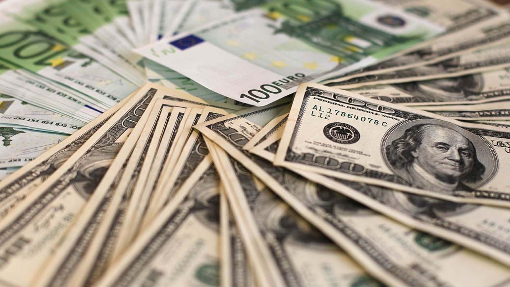 Cédulas de dólar e euro
