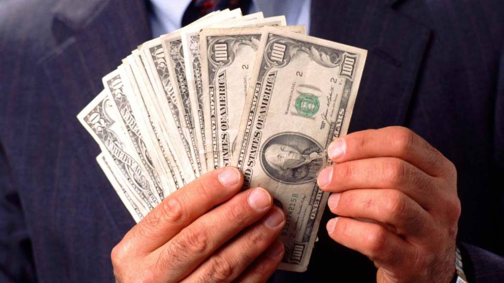 Dólar sobe e vai a R$ 5,37 após Fed sinalizar fim dos estímulos; bolsa cai