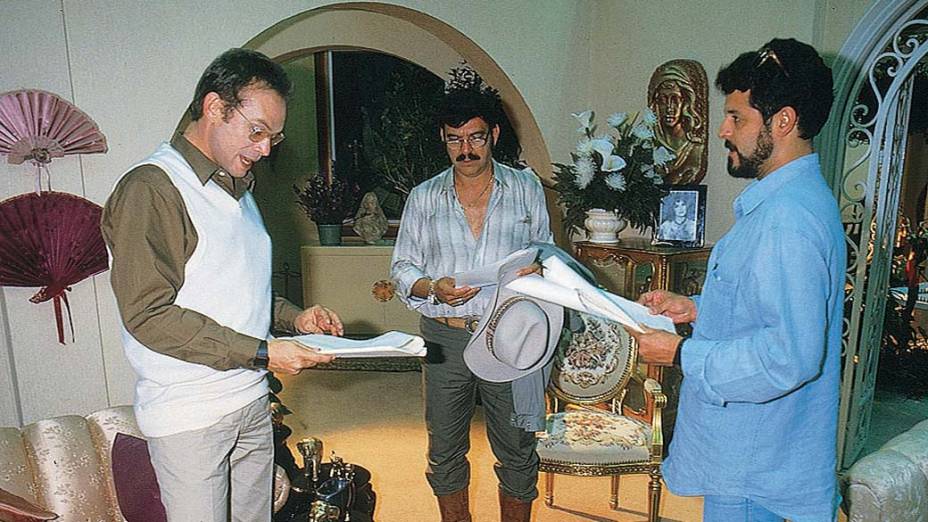 José Wilker e Lima Duarte com Marcos Paulo durante as gravações da novela <em>Roque Santeiro</em>, da Rede Globo, 1985 José Wilker e Lima Duarte com Marcos Paulo durante as gravações da novela <em>Roque Santeiro</em>, da Rede Globo, 1985