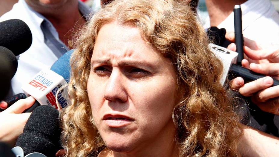 Ana Cristina Pimentel, mãe de Eloá, chega para o segundo dia de julgamento