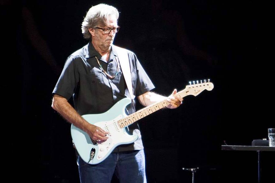 Eric Clapton é filmado em cadeira de rodas em Los Angeles