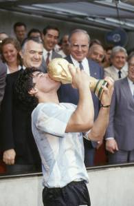 esporte-futebol-copa86-mexico-19860629-51-original.jpeg Maradona beijando o troféu da conquista da Copa do Mundo de Futebol, no Estádio Azteca