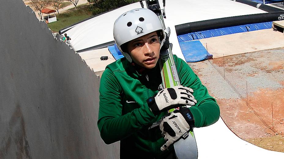 Lais Souza, durante treino de esqui em São Roque (SP), em outubro de 2013