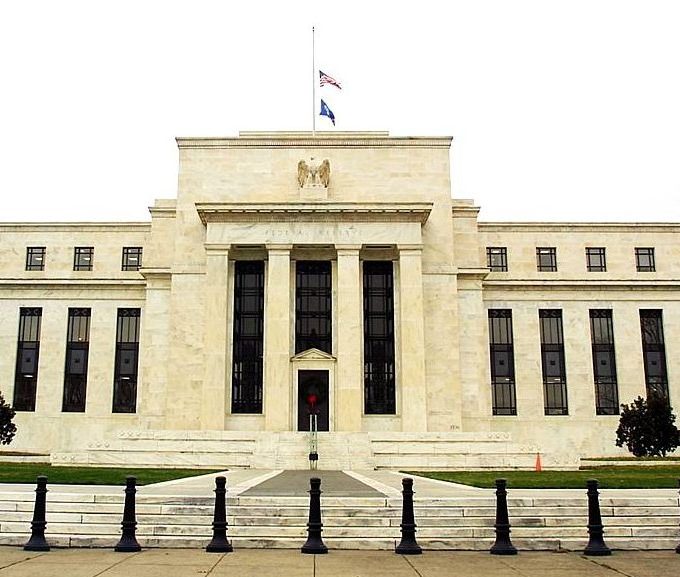 Fed mantém juros, mas divisão entre dirigentes reforça expectativa de aperto nos próximos meses