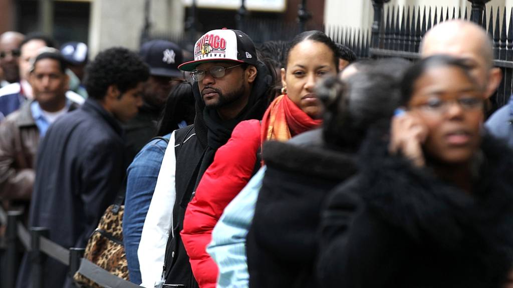 Pedidos de auxílio-desemprego nos EUA caem para 216 mil na última semana