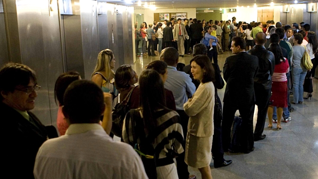 Funcionalismo inchado: fila de servidores para assinar ponto e ganhar hora extra na Câmara dos Deputados